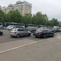 Гужва око Палате Србија, аутомобили „миле“, због Сија и више од 50 „аутобуса подршке“ (ФОТО)