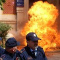 Haos u Tirani: Eksplozije na ulazu u skupštinu; Molotovljevi kokteli na policajce FOTO/VIDEO