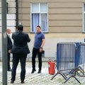 Muškarac se polio benzinom i zapalio ispred Vlade Hrvatske