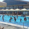 Spas od tropskih temperatura: Na gradskom kupalištu u Loznici vrvi od ljudi, evo kako provode vreme (foto)