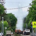 Ponovo gejzir usred Beograda: Pukla cev u Teodora Drajzera, voda šiklja 10 metara uvis (video)