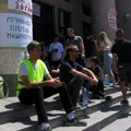 Grupa studenata u blokadi i građana ispred policijske stanice "29. novembar"