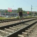 Decenije opasnog življenja: Deca u Rakovici da bi stigla do Sportskog centra moraju preko bulevara bez pešačkog i pruge