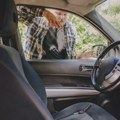 Kako otključati auto ako je ključ unutra?