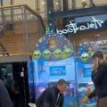 (Foto, video) jeziva scena nasilja u tržnom centru u Beogradu: Muškarac čupa i vuče ženu po podu, evo šta je prethodilo napadu…