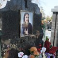 Porodica danas nije došla na pomen Kseniji Pajčin: Posle 16 godina doneli odluku, na grobu pevačice sveže crvene ruže (video)…