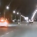 Kamikaza na Bulevaru u Beogradu: Novi snimak divljanja, dao pun gas, a onda na raskrsnici uleće u kontrasmer