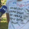 Zbog natpisa na majicama, maturanti za kraj godine u parku: "Školsko dvorište prazno, umesto ispunjeno grajom"