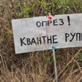 Meštani Svrljiga digli ruke od apela da se popravi put, pa postavili urnebesnu tablu: „Oprez, kvantne rupe!“