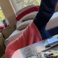 Ovako Lepa Brena vežba u svojoj raskošnoj vili: Legla na pod u džemperu, sin je sve vreme snima - trenira i u sedmoj deceniji…