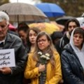Šesnaest belih ruža i tišina u Beogradu u počast poginulima u Novom Sadu