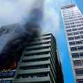 Dramatični snimci iz Argentine: Vatrogasci i spasioci pokušavaju da izvuku ljude iz zgrade u plamenu