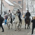 Duh praznika probudio stare običaje: U Novom Sadu se i dalje drži do tradicije: Ovako izgleda vijanje Božića (foto)