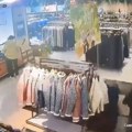 Urušio se pod radnje, nekoliko osoba povređeno: Drama u tržnom centru, nadzorne kamere zabeležile jeziv trenutak (video)