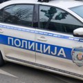 Užas na Voždovcu - muškarac došao čoveku na stan pa ga sekirom udarao po glavi! Razbio mu automobil i pobegao! Policija…