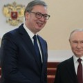 Peskov posebno pohvalio Fica i Vučića: Zastava Rusije na ambasadi Srbije u Moskvi