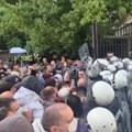 Od ranog jutra novi incidenti ispred suda u Novom Sadu: Policija protiv okupljenih opet upotrebila biber sprej