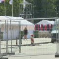 Radno kod Pionirskog parka: Spremni šatori, bina, suncobrani, roštilj