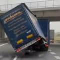 Neverovatna scena: Olujni vetar pervrnuo prikolicu kamiona na auto-putu (Video)