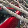 Posledice jučerašnje oluje se tek utvrđuju, mogu li vozači da naplate štetu na automobilu