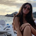 Svi gledaju u grudi naše pevačice: Zbog silikona bila nepokretna, a sada se skinula u bikini i usijala mreže (foto)