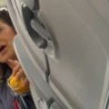 Skandalčina u avionu Putnica i stjuardesa u žestokoj raspravi, snimak postao hit na mrežama! (Video)