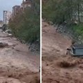 Невероватни призори из Будве: Поплаве направиле хаос, река Грђевица носи аутомобиле, улице под водом (видео)