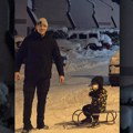 Sloba Radanović vuče sina na sankama: Napravili snežnu idilu nasred Višnjičke banje, okupio se i komšiluk: "Najbolja ulica na…