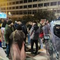 Protest u Novom Sadu uoči svečanosti povodom dva veka Matice srpske: Kordon policije razdvaja dve grupe