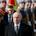 Путин пред годишњицу рата позвао на жртву, Медведев се пред војницима појавио у униформи: Шта спрема Кремљ?