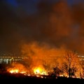 (Foto) Požar između Beočina i Rakovca: Plamen vidljiv iz Novog Sada