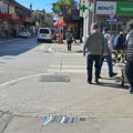 Neobičan prizor nasred ulice u Čačku oduševio sve: Nepoznati umetnik od rupe napravio mozaik