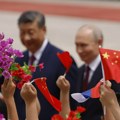 Putin dočekan svečanom topovskom vatrom na glavnom trgu u Pekingu, dočekao ga Si