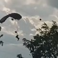 Neverovatan snimak: Padobranac u komšiluku zaglavljen na visokonaponskim vodovima, ima sreće što je ostao živ