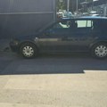 Čitaoci javljaju: Bahati vozač automobil parkirao na pešačkom prelazu