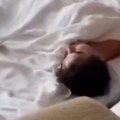 "Izvolte u salonu" Spakovali ga za dve sekunde, a samo je mirno spavao! (VIDEO)
