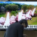 Kim Džong nadgledao vežbu ispaljivanja iz super-velikih višecevnih raketnih baca
