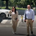 (Video) Ceca Ražnatović stigla na suđenje: Sastala se sa advokatom, u elegantnom izdanju i sa osmehom na licu ušla u zgradu…