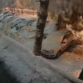 Uznemirujuć snimak iz banjaluke: Drvo pada na prolaznika, drugi za dlaku izbegao nesreću (video)