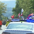 (VIDEO) Vozač pokušao autom da prođe kroz kolonu tokom protestne šetnje u Novom Sadu