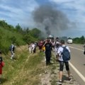 Prvi snimci s mesta gde se zapalio autobus pun prokupačkih đaka: Svi uspeli da izađu na vreme, vidi se kako kulja crni dim…