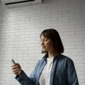 Imate problem sa klimom koja se sama uključuje i isključuje? Razlog je češći nego što mislite, a rešenje je veoma jednostavno…
