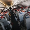 Neviđena drama u avionu! Samo im je rekao ove reči, a one ga brutalno izudarale – vriska, haos i panika na 10.000 metara…