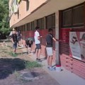 Napadnuti građani koji su iscrtavali zastave Srbije na zgradama na Limanu