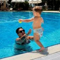 Ni morski plodovi, ni paradajz, ni pašteta: Marija i Mario Šerifović na letovanju jedu ovo domaće jelo