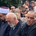Sedmorica efendija, sin Halida Bešlića i Dino Merlin u prvom redu ispred sanduka: Ovako ispraćaju pevača