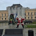 U toku postavljanje novogodišnje dekoracije na Trgu Radomira Putnika (FOTO)