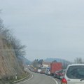 Kilometarske kolone na ulazu u Prokuplje: Saobraćaj satima blokiran, nezabeležena gužva (foto)