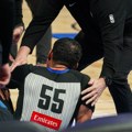 Sudija se povredio na NBA meču - u invalidskim kolicima napustio dvoranu VIDEO