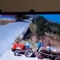 Snimak sa puta svi gledaju i krste se: automobil mu prepolovio traktor, reakcija vozača ostavila sve bez reči